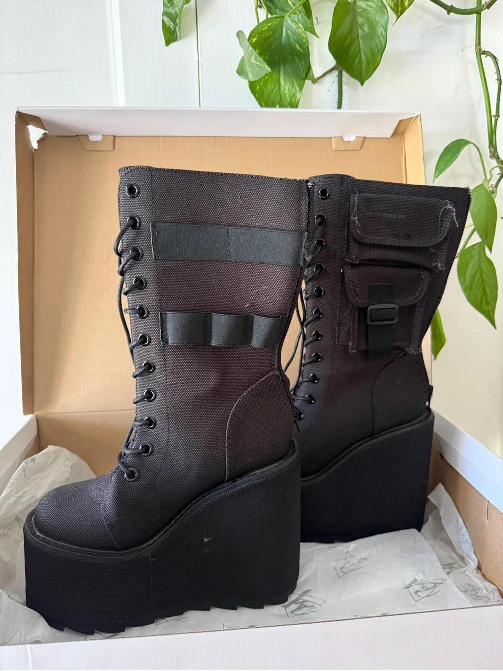 Platform Lace-Up Combat Boots with Utility Pocket - Black size 7M Dune Desert